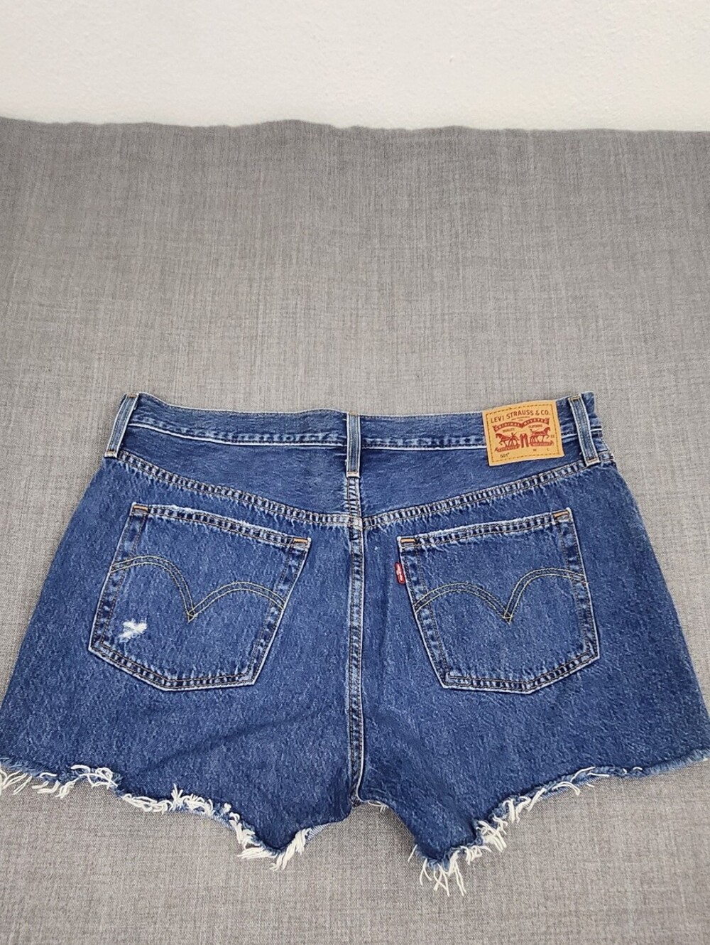 Levis 501 Button Fly 100% Cotton Distressed Style Denim Jean Shorts. 33 - Picture 3 of 8